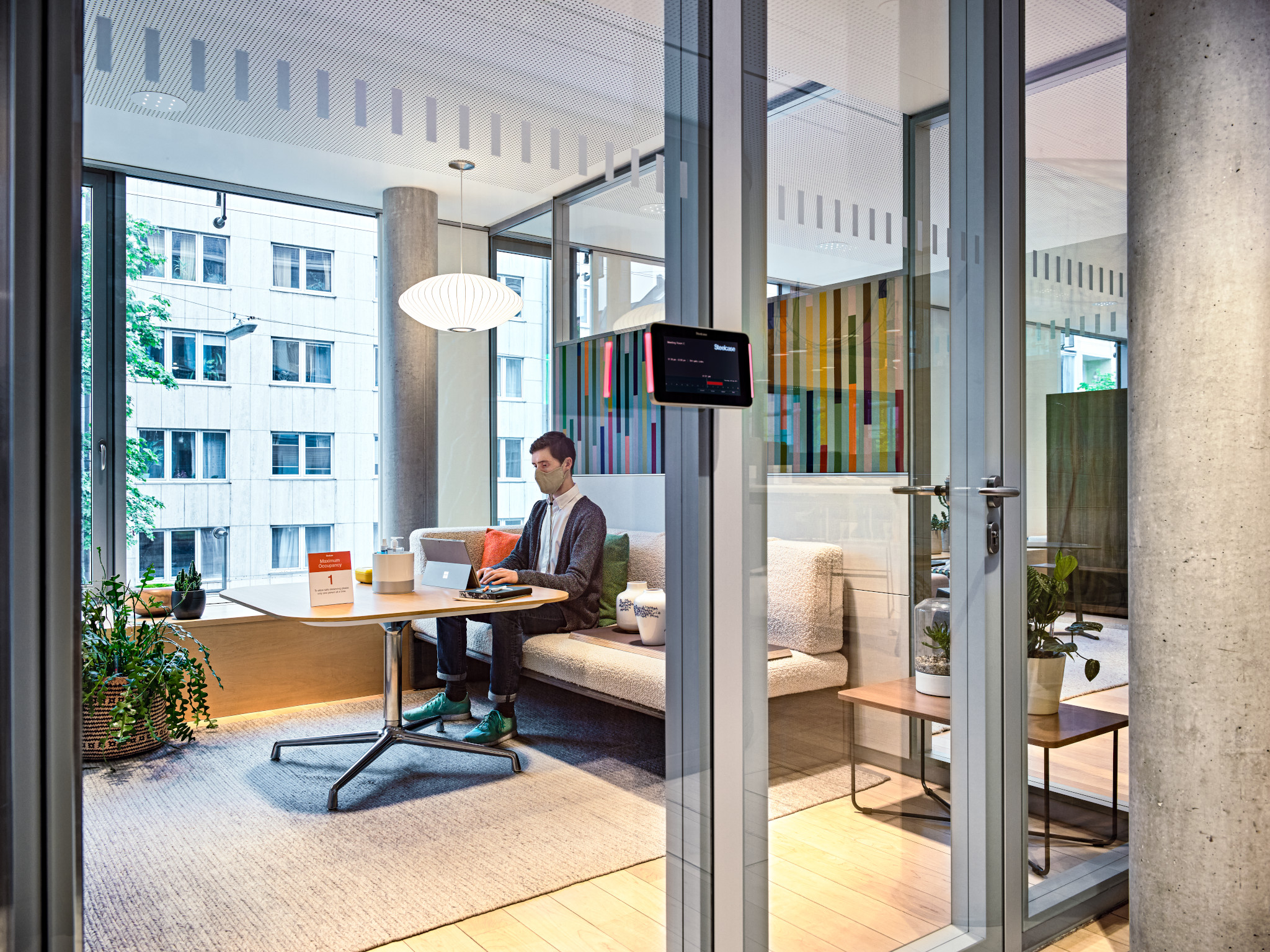 Angabe erlaubte Personenanzahl in schließbaren Räumen – Foto Steelcase